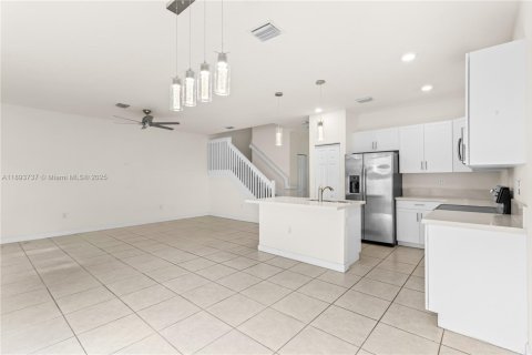 Adosado en venta en Hialeah, Florida, 3 dormitorios, 162.67 m2 № 1945317 - foto 7