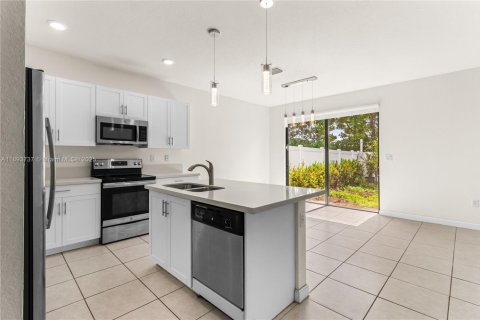 Adosado en venta en Hialeah, Florida, 3 dormitorios, 162.67 m2 № 1945317 - foto 6