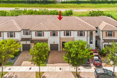 Adosado en venta en Hialeah, Florida, 3 dormitorios, 162.67 m2 № 1945317 - foto 1