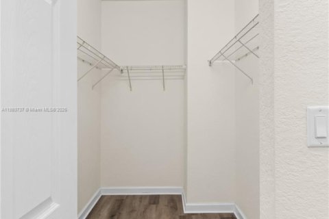 Adosado en venta en Hialeah, Florida, 3 dormitorios, 162.67 m2 № 1945317 - foto 18