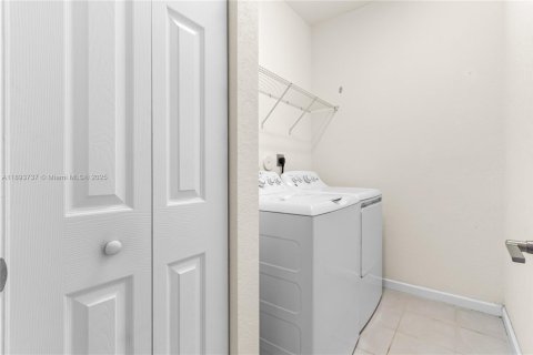 Adosado en venta en Hialeah, Florida, 3 dormitorios, 162.67 m2 № 1945317 - foto 30