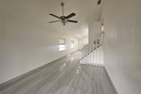 Propiedad comercial en venta en Tampa, Florida, 14 dormitorios, 430.32 m2 № 1565164 - foto 15