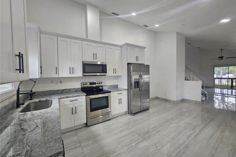 Propiedad comercial en venta en Tampa, Florida, 14 dormitorios, 430.32 m2 № 1565164 - foto 9