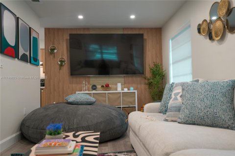 House in Miami, Florida 3 bedrooms, 155.05 sq.m. № 1488871 - photo 7