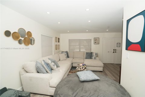 House in Miami, Florida 3 bedrooms, 155.05 sq.m. № 1488871 - photo 5