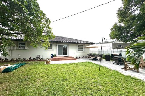 House in Miami, Florida 3 bedrooms, 155.05 sq.m. № 1488871 - photo 11