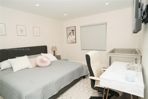 House in Miami, Florida 3 bedrooms, 155.05 sq.m. № 1488871 - photo 10