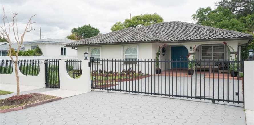 House in Miami, Florida 3 bedrooms, 155.05 sq.m. № 1488871