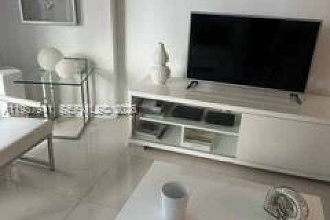 Apartamento en alquiler en Miami, Florida, 1 dormitorio, 68 m2 № 1995687 - foto 3