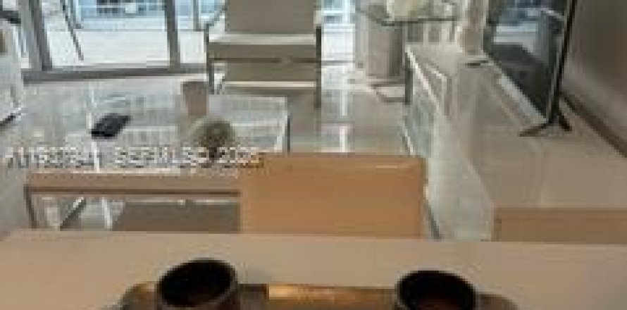 Apartamento en Miami, Florida 1 dormitorio, 68 m2 № 1995687