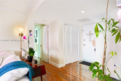 Condo in Miami, Florida, 2 bedrooms  № 2043160 - photo 25