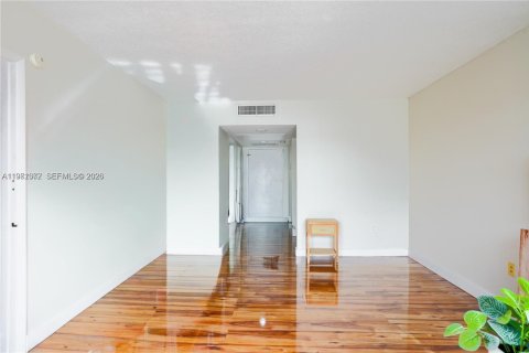 Condo in Miami, Florida, 2 bedrooms  № 2043160 - photo 5