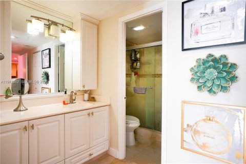 Condo in Miami, Florida, 2 bedrooms  № 2043160 - photo 10