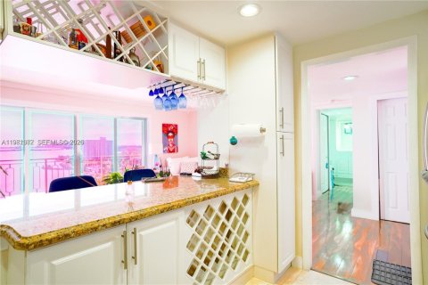 Condo in Miami, Florida, 2 bedrooms  № 2043160 - photo 18