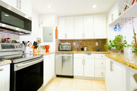 Condo in Miami, Florida, 2 bedrooms  № 2043160 - photo 22
