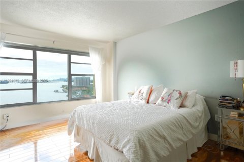 Condo in Miami, Florida, 2 bedrooms  № 2043160 - photo 12