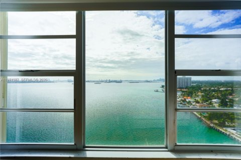 Condo in Miami, Florida, 2 bedrooms  № 2043160 - photo 11