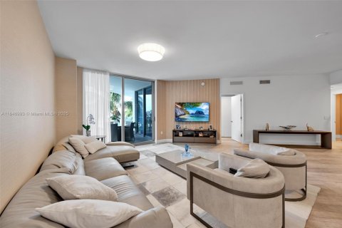 Condo in North Miami Beach, Florida, 2 bedrooms  № 1888836 - photo 2