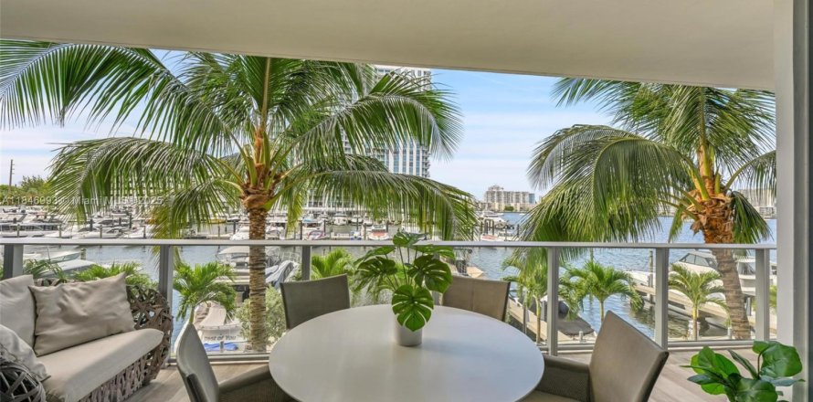 Condo in North Miami Beach, Florida, 2 bedrooms № 1888836
