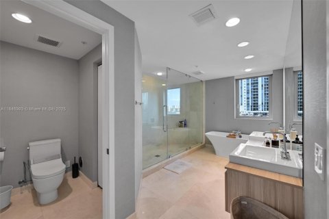 Condo in North Miami Beach, Florida, 2 bedrooms  № 1888836 - photo 16