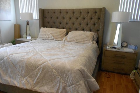 Casa en venta en Miami, Florida, 3 dormitorios, 177.72 m2 № 1786481 - foto 13
