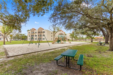 Condo in Hialeah, Florida, 2 bedrooms  № 2035416 - photo 6