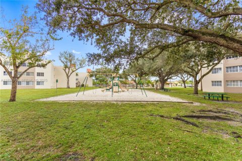 Condo in Hialeah, Florida, 2 bedrooms  № 2035416 - photo 5