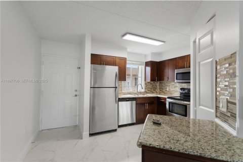 Condo in Hialeah, Florida, 2 bedrooms  № 2035416 - photo 20
