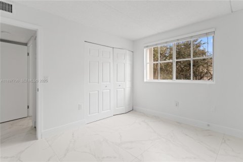 Condo in Hialeah, Florida, 2 bedrooms  № 2035416 - photo 30