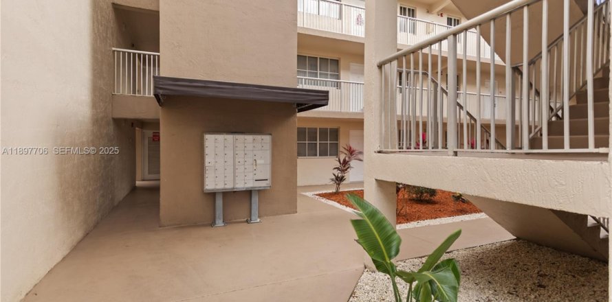Condo in Hialeah, Florida, 2 bedrooms  № 2035416