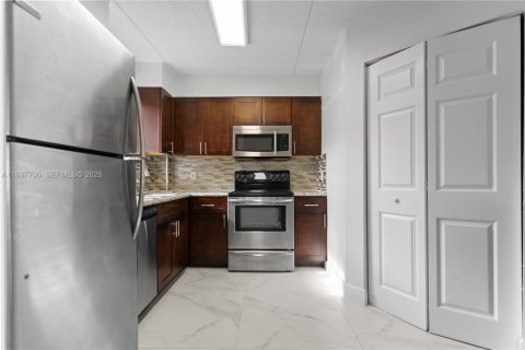 Condo in Hialeah, Florida, 2 bedrooms  № 2035416 - photo 19
