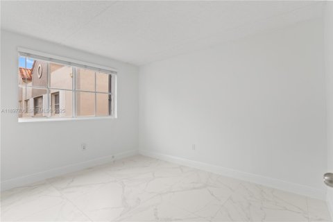 Condo in Hialeah, Florida, 2 bedrooms  № 2035416 - photo 29