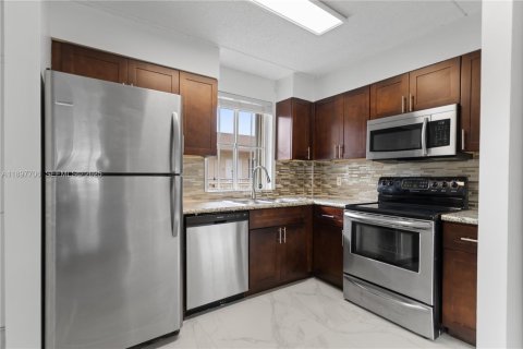 Condo in Hialeah, Florida, 2 bedrooms  № 2035416 - photo 21