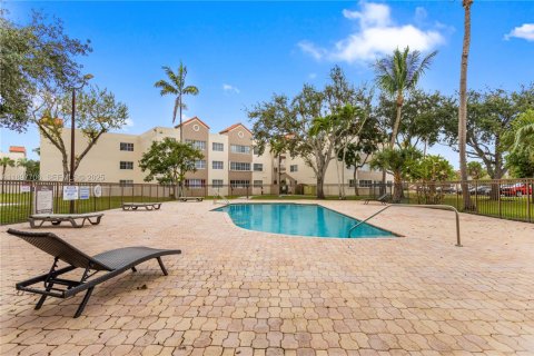 Condo in Hialeah, Florida, 2 bedrooms  № 2035416 - photo 8
