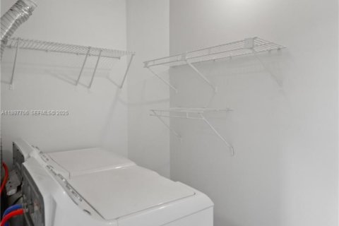 Condo in Hialeah, Florida, 2 bedrooms  № 2035416 - photo 17