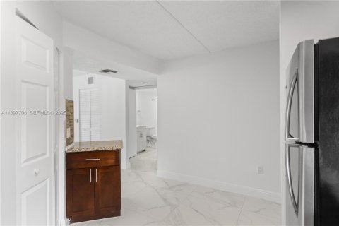 Condo in Hialeah, Florida, 2 bedrooms  № 2035416 - photo 22