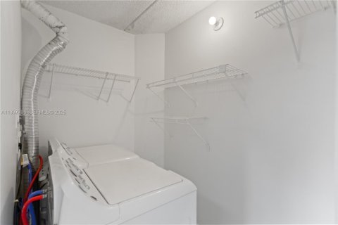 Condo in Hialeah, Florida, 2 bedrooms  № 2035416 - photo 16