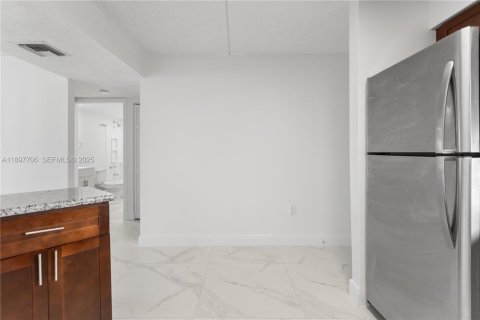Condo in Hialeah, Florida, 2 bedrooms  № 2035416 - photo 23