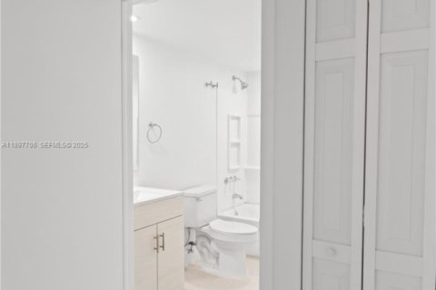 Condo in Hialeah, Florida, 2 bedrooms  № 2035416 - photo 25