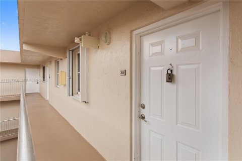 Condo in Hialeah, Florida, 2 bedrooms  № 2035416 - photo 3