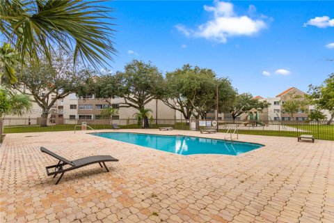 Condo in Hialeah, Florida, 2 bedrooms  № 2035416 - photo 12