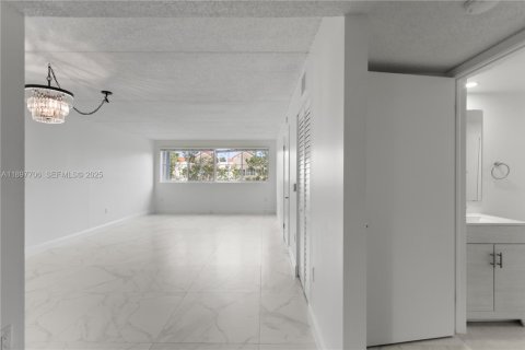 Condo in Hialeah, Florida, 2 bedrooms  № 2035416 - photo 24