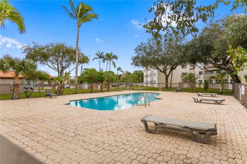 Condo in Hialeah, Florida, 2 bedrooms  № 2035416 - photo 10