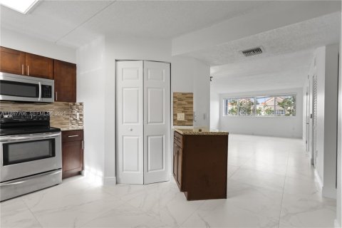 Condo in Hialeah, Florida, 2 bedrooms  № 2035416 - photo 18