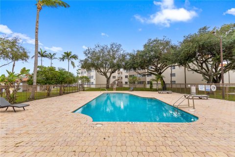 Condo in Hialeah, Florida, 2 bedrooms  № 2035416 - photo 11