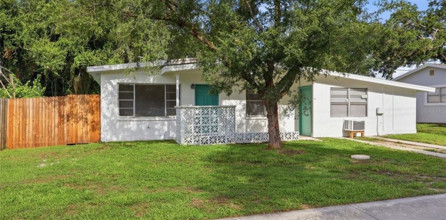 Villa ou maison à Brandon, Floride 4 chambres, 138.42 m2 № 2148082