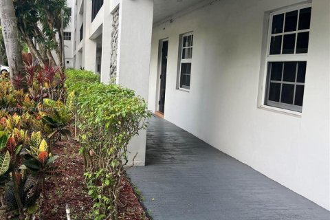 Condo in Pompano Beach, Florida, 2 bedrooms № 2050983