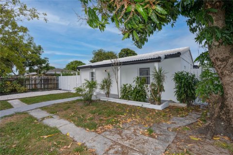Villa ou maison à vendre à Opa-locka, Floride: 3 chambres, 106.37 m2 № 1492547 - photo 4