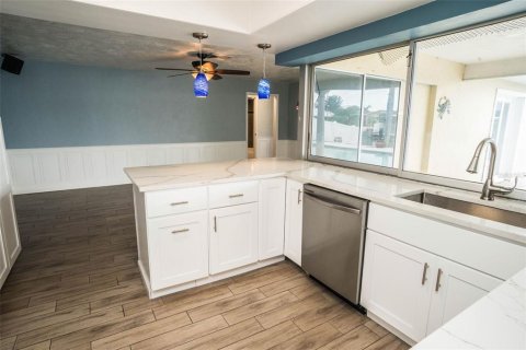 House in Apollo Beach, Florida 4 bedrooms, 179.3 sq.m. № 1916220 - photo 9