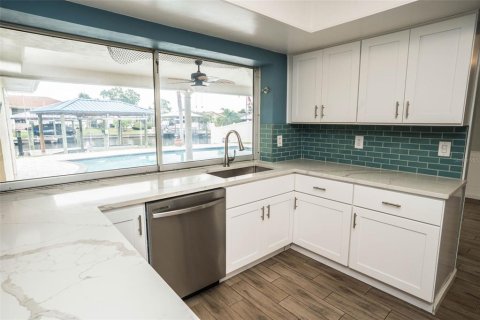 House in Apollo Beach, Florida 4 bedrooms, 179.3 sq.m. № 1916220 - photo 6